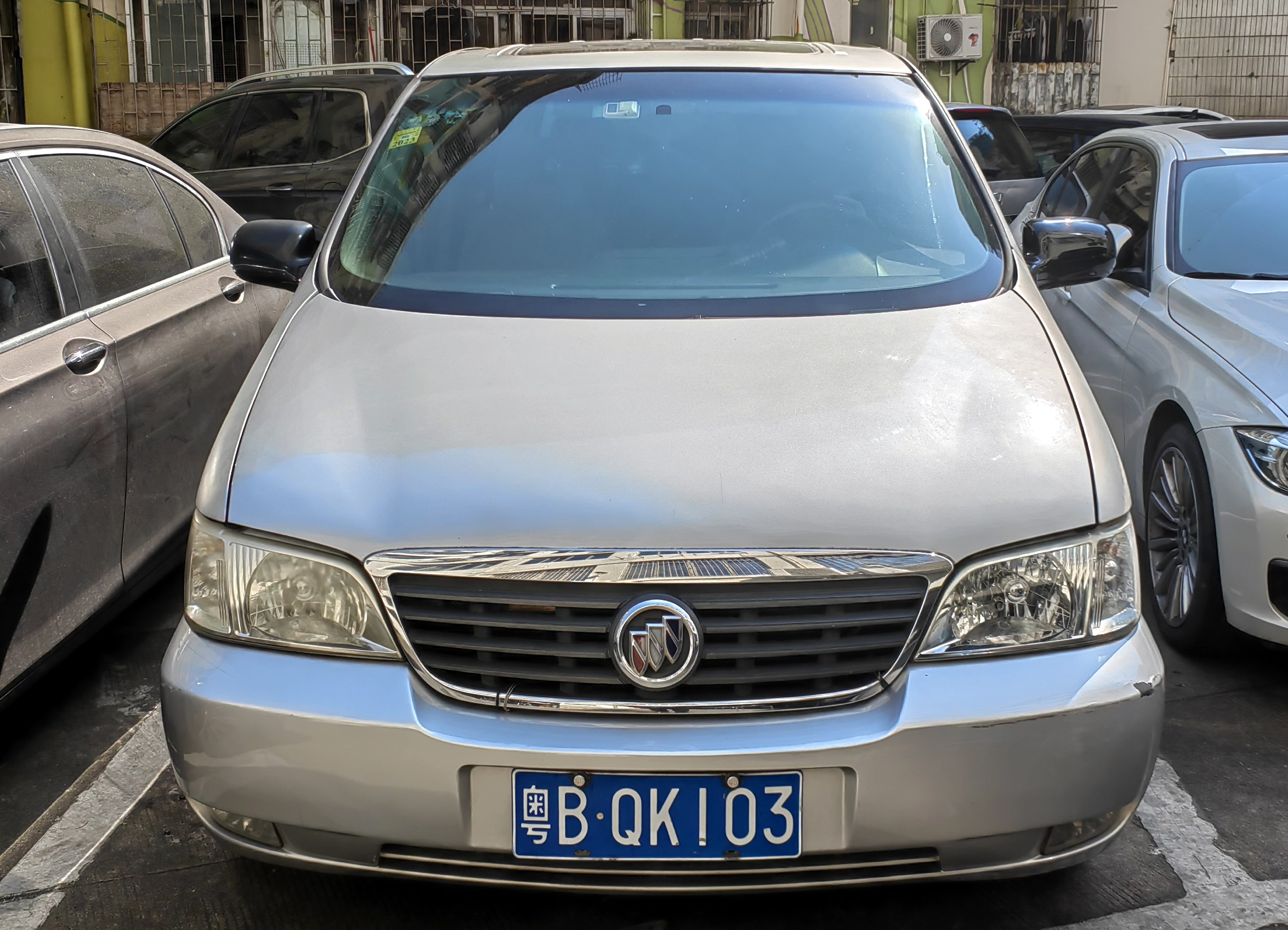 舊汽車三臺(tái)